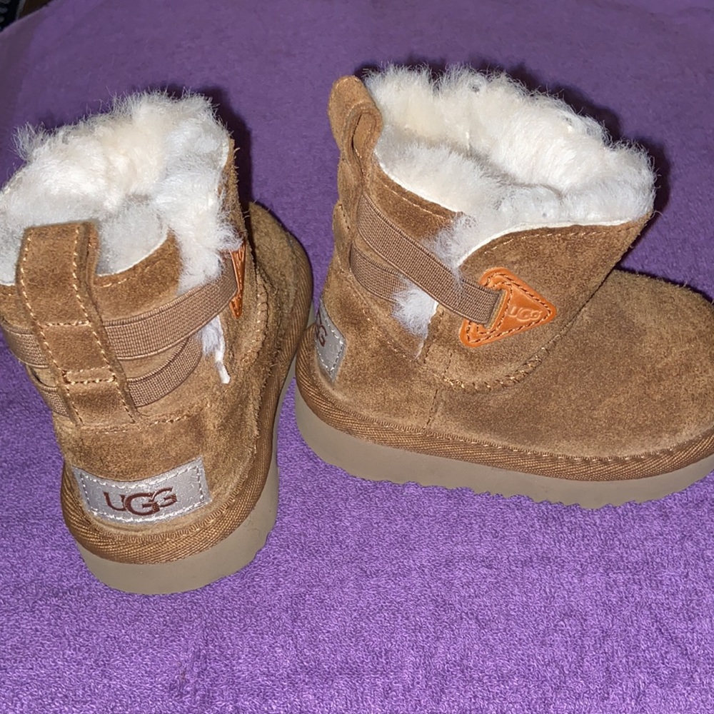 BABY GIRL UGGS (NO BOX) - Picture 4 of 4